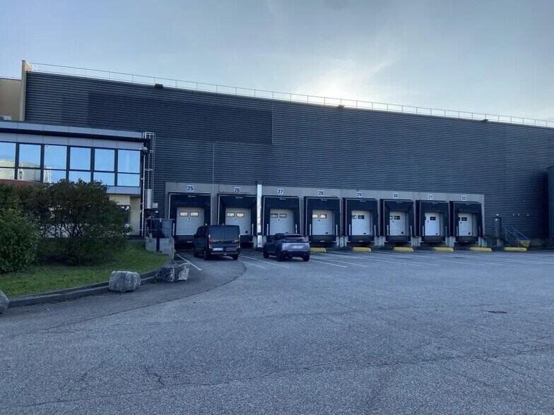 Industriel dans Genas à louer - Photo du bâtiment - Image 2 de 8