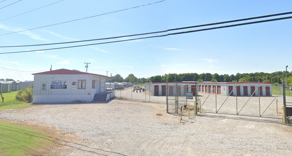 About That Space Storage Portfolio portfolio of 2 properties for sale on LoopNet.ca - Building Photo - Image 2 of 8