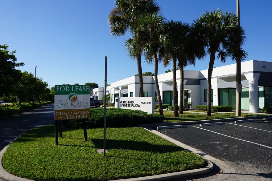 4100 Center Pointe Dr, Fort Myers, FL à louer - Photo du bâtiment - Image 1 de 7