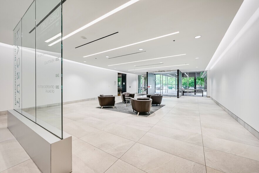 701 Tuscan Dr, Irving, TX à louer - Photo du bâtiment - Image 3 de 12