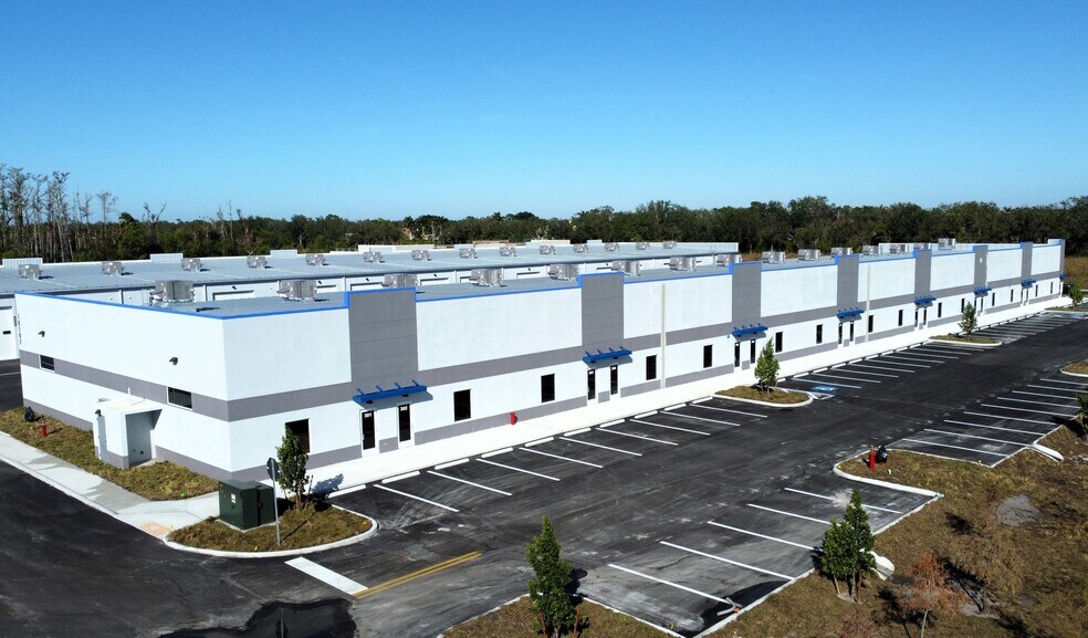 16101 Lee Rd, Fort Myers, FL à louer - Photo du bâtiment - Image 2 de 13