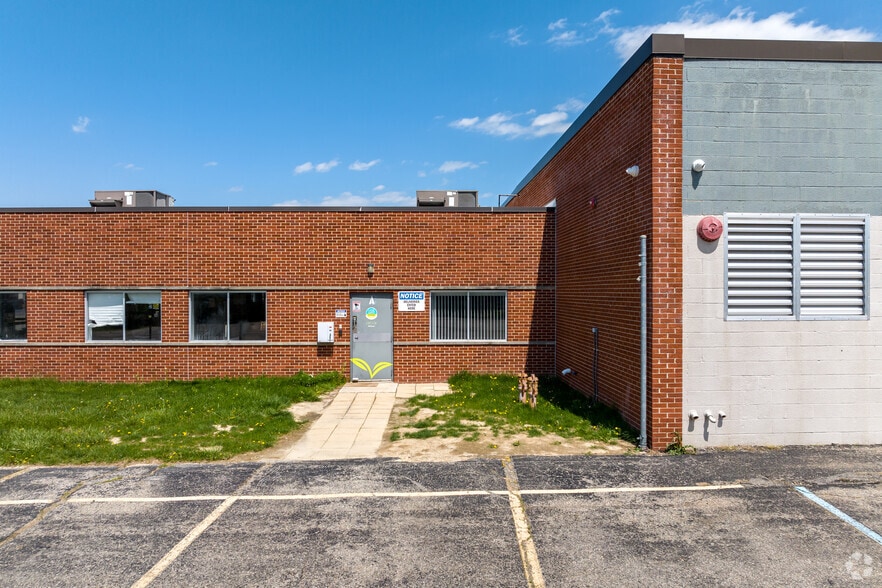 50750 E Russell Schmidt Blvd, Chesterfield, MI à louer - Photo du bâtiment - Image 2 de 7