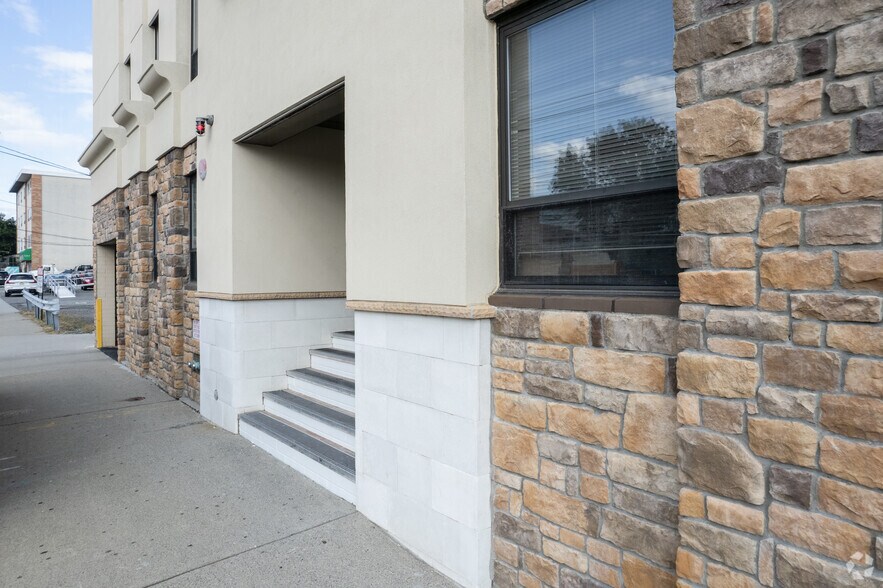 2460 Lemoine Ave, Fort Lee, NJ à louer - Photo du bâtiment - Image 3 de 4
