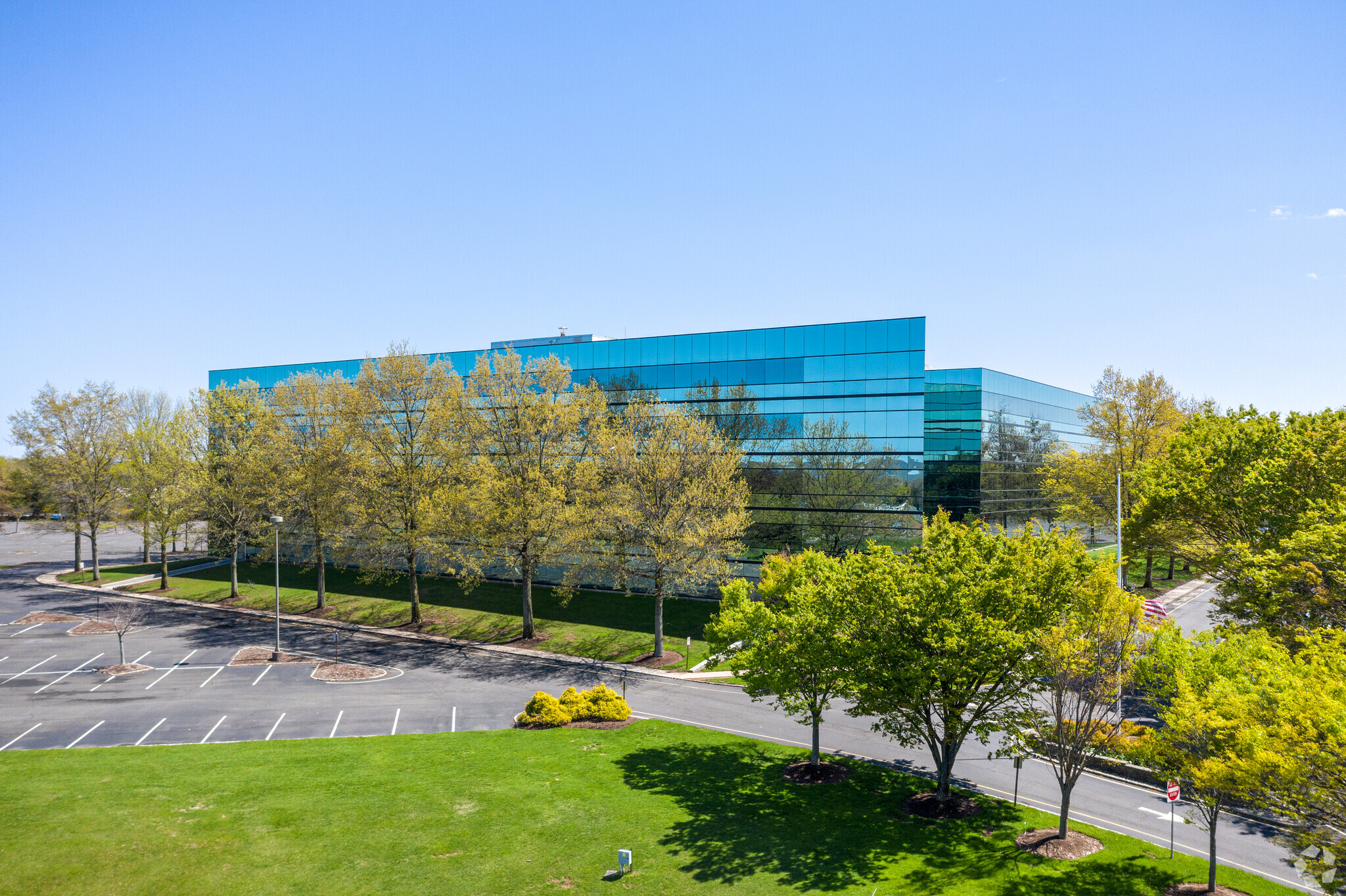 400 Atrium Dr, Somerset, NJ à vendre Photo du bâtiment- Image 1 de 1