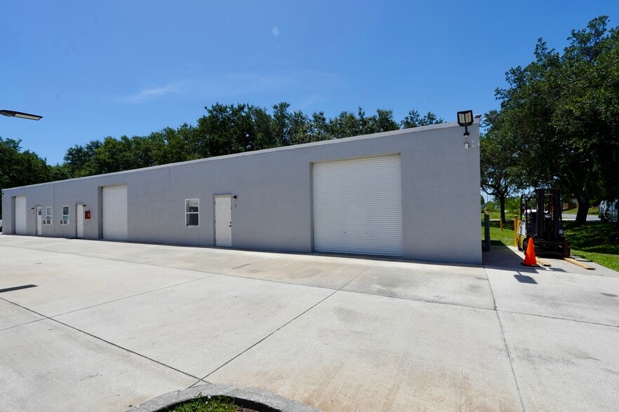 7275 Waelti Dr, Melbourne, FL à louer - Photo du bâtiment - Image 2 de 11