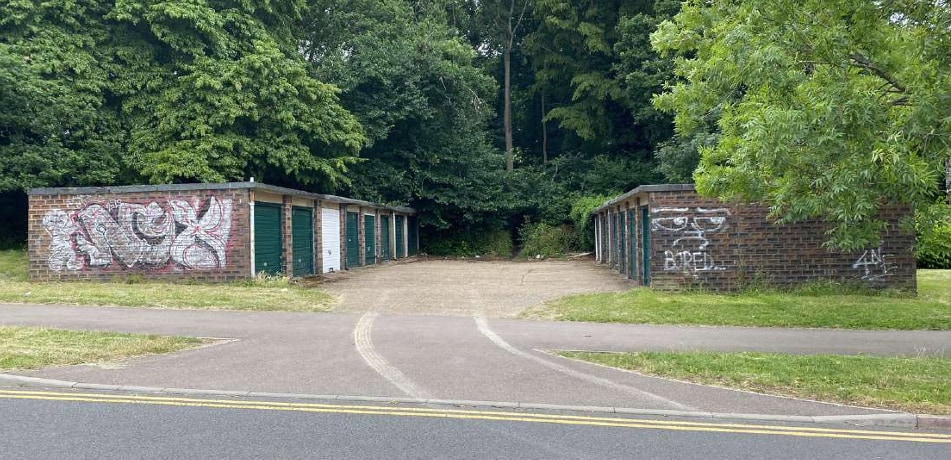 Welwyn & Hatfield Garage Sites portfolio of 4 properties for sale on LoopNet.ca - Primary Photo - Image 3 of 3