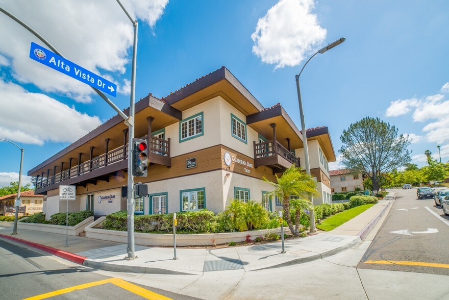 138-140 Civic Center Dr, Vista, CA à vendre - Photo du bâtiment - Image 1 de 11