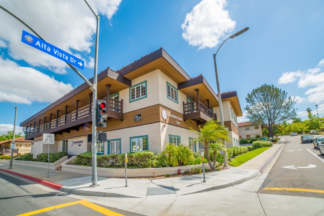 138-140 Civic Center Dr, Vista, CA à vendre Photo du bâtiment- Image 1 de 12