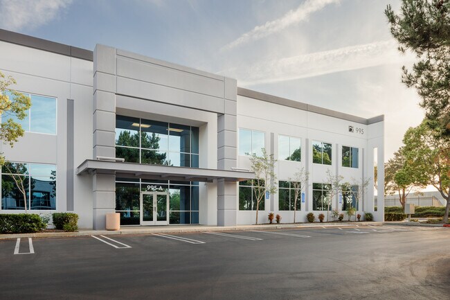 Plus de détails pour 995 Joshua Way, Vista, CA - Industriel à louer