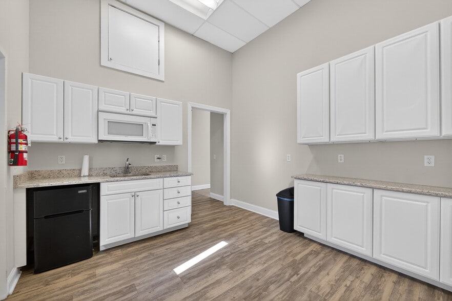 116 S Piney Rd, Chester, MD for lease - Interior Photo - Image 3 of 10