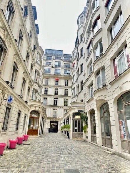94 Rue Saint-Lazare, Paris for lease - Building Photo - Image 1 of 23