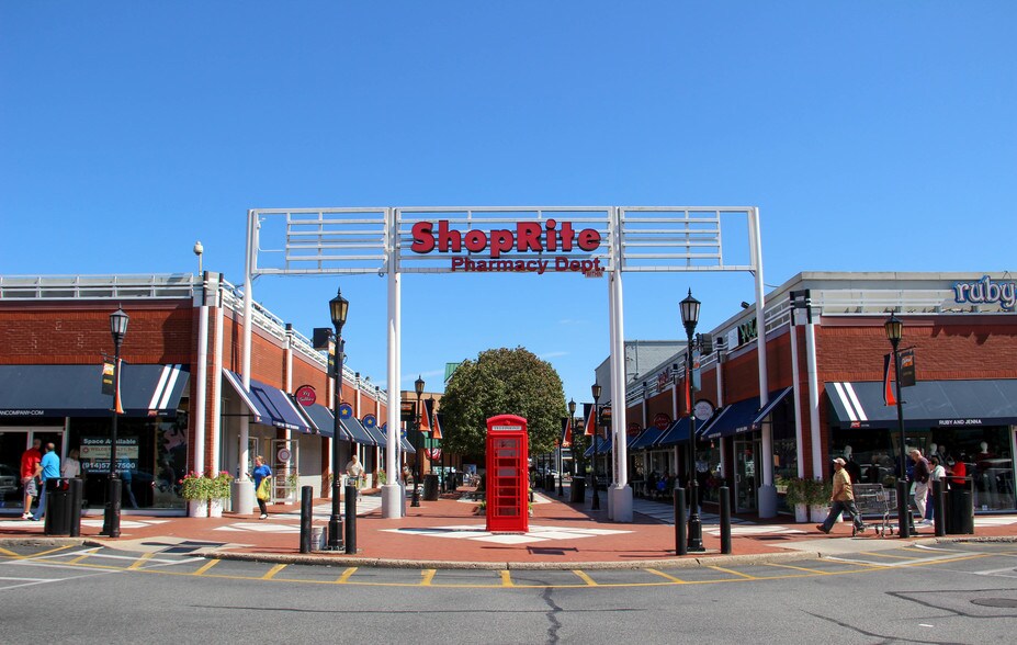 327-391 S Oyster Bay Rd, Plainview, NY for lease - Building Photo - Image 1 of 6