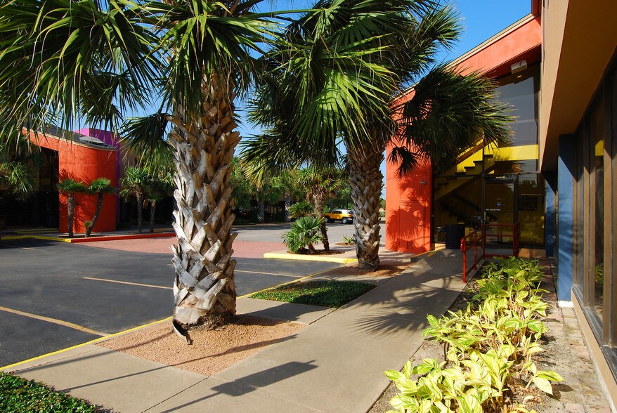 3833 S Staples, Corpus Christi, TX à louer - Photo du bâtiment - Image 3 de 7