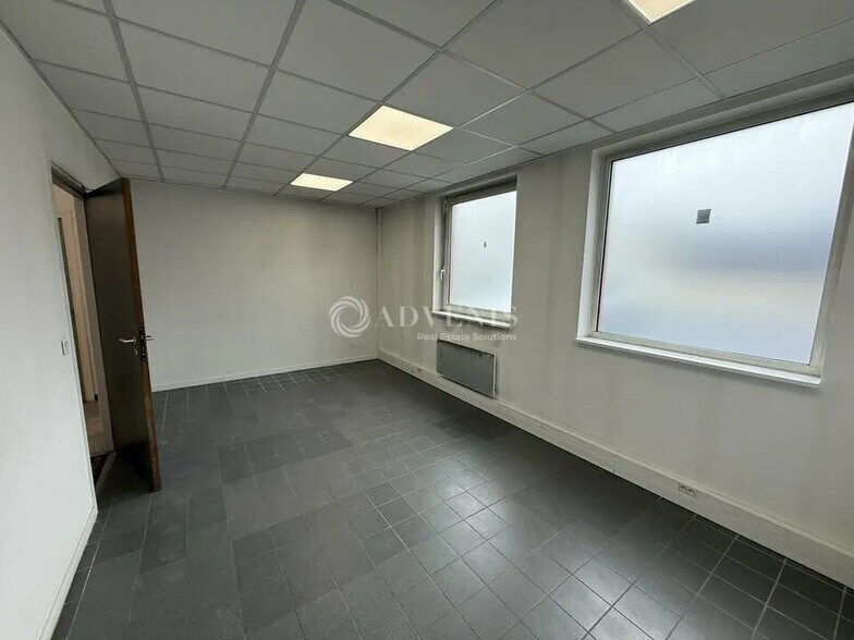 Office in Champs-sur-Marne for lease - Interior Photo - Image 2 of 8