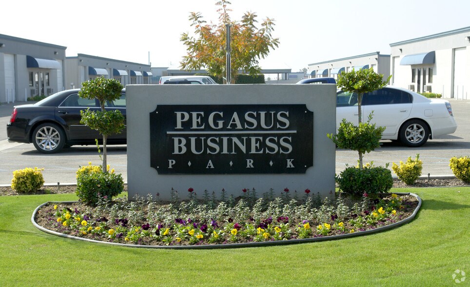 3359 Pegasus Dr, Bakersfield, CA à louer - Photo du bâtiment - Image 2 de 6