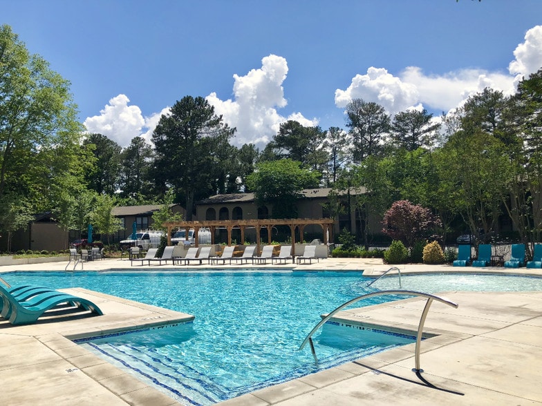 1049 Powers Ferry Rd, Marietta, GA for sale - Building Photo - Image 1 of 1