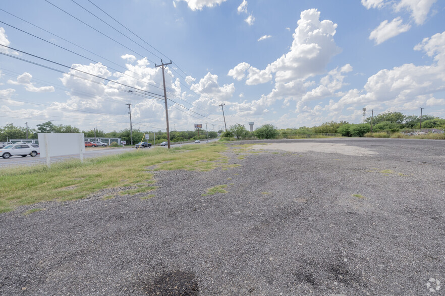 7207 Grissom Rd, San Antonio, TX à louer - Photo du bâtiment - Image 1 de 2