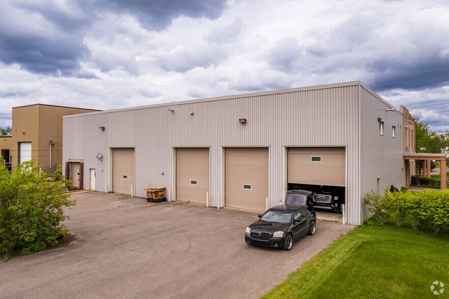 215 Av Liberté, Candiac, QC à louer - Photo du bâtiment - Image 2 de 3