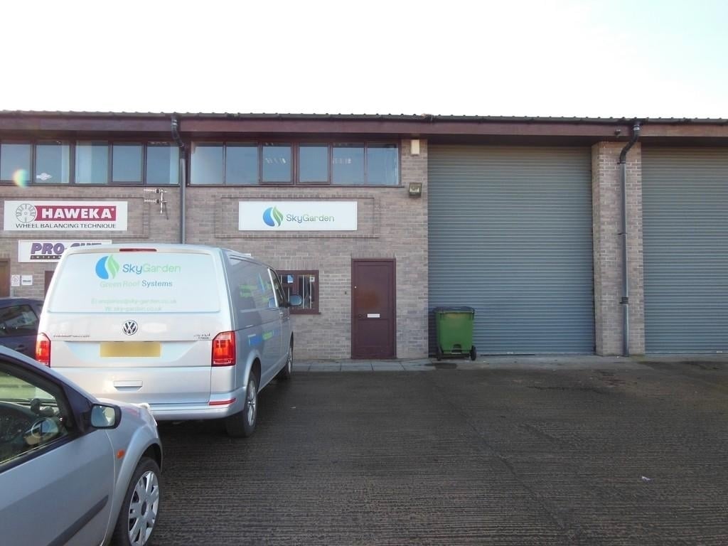 Orchard Industrial Estate, Toddington for lease Primary Photo- Image 1 of 2