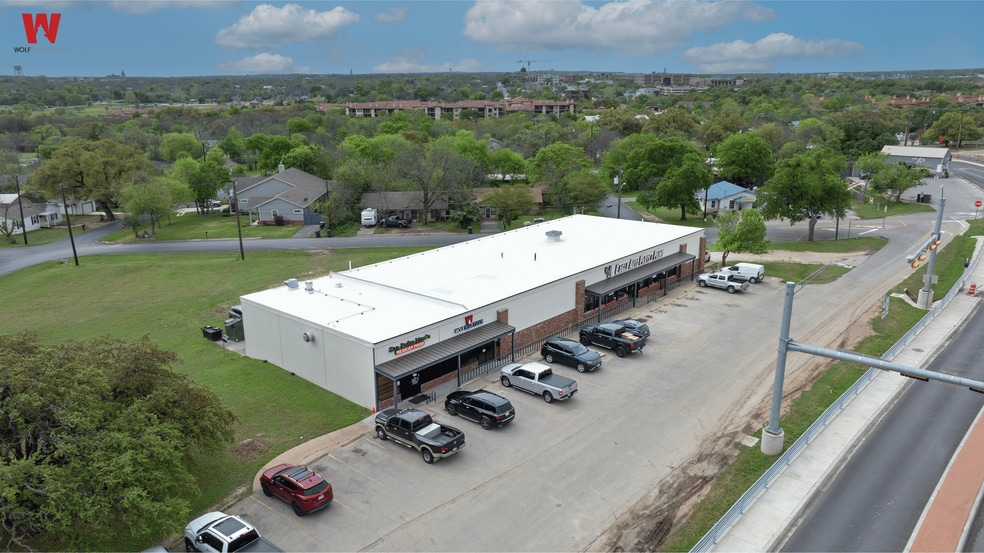 901-905 N Austin Ave, Georgetown, TX for lease - Building Photo - Image 3 of 12