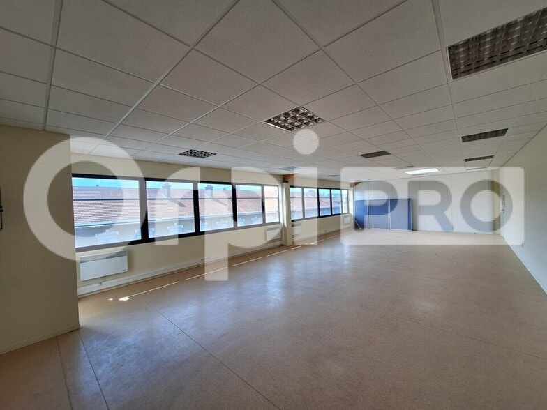 Office in Soissons for lease - Interior Photo - Image 2 of 5