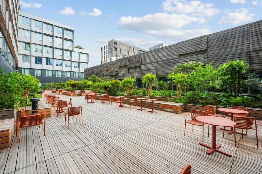 Office in Saint-Ouen-sur-Seine for lease - Building Photo - Image 2 of 12