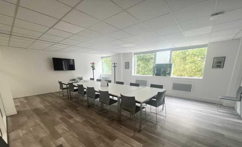 Avenue Du Général De Gaulle, Créteil for lease - Interior Photo - Image 1 of 7