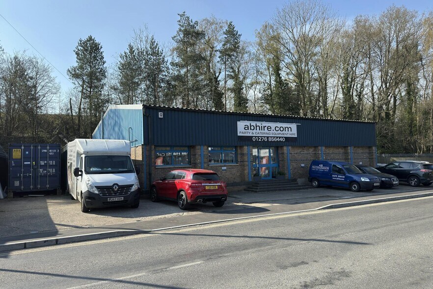 333 Connaught Rd, Brookwood à vendre - Photo du bâtiment - Image 1 de 4