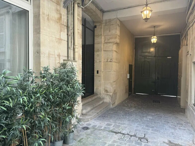 Retail in Paris for sale - Lobby - Image 2 of 5