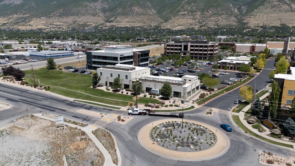 1222 W Legacy Crossing Blvd, Centerville, UT à louer - Photo principale - Image 1 de 9