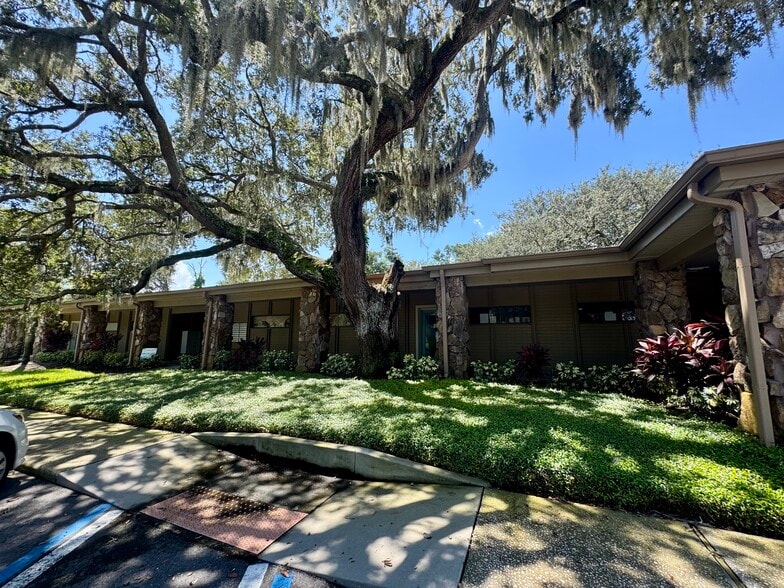 911-917 S Parsons Ave, Brandon, FL for lease - Building Photo - Image 2 of 31