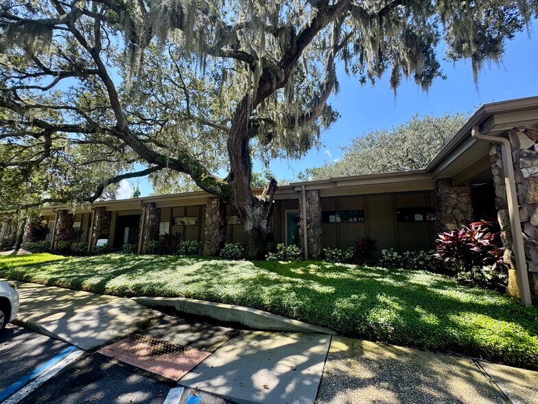 911-917 S Parsons Ave, Brandon, FL à louer - Photo du bâtiment - Image 2 de 31