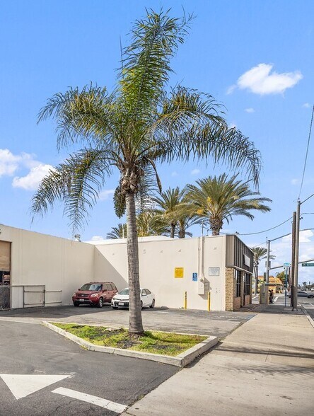 1238 W 1st St, Santa Ana, CA à louer - Photo du bâtiment - Image 2 de 8