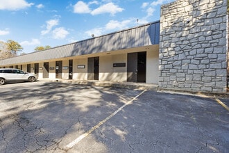 2945 Stone Hogan Connector Rd, Atlanta, GA à louer Photo du bâtiment- Image 2 de 11