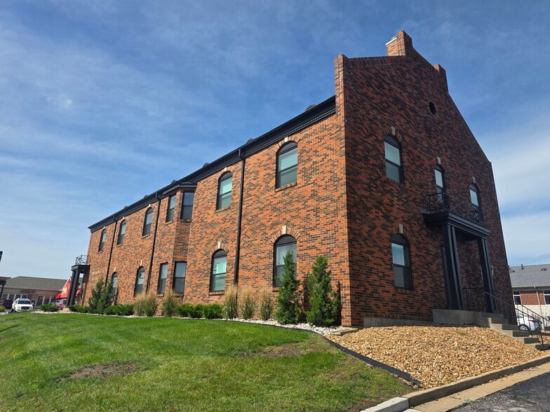 225 S Main St, O'Fallon, MO à louer - Photo du bâtiment - Image 3 de 9