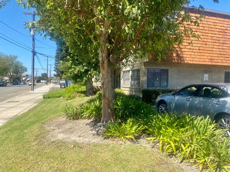 3004 Deodar Ave, Costa Mesa, CA à louer - Photo du bâtiment - Image 2 de 12