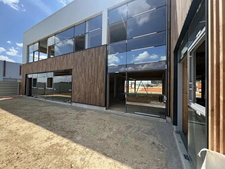 Retail in Louvres for lease - Building Photo - Image 2 of 5