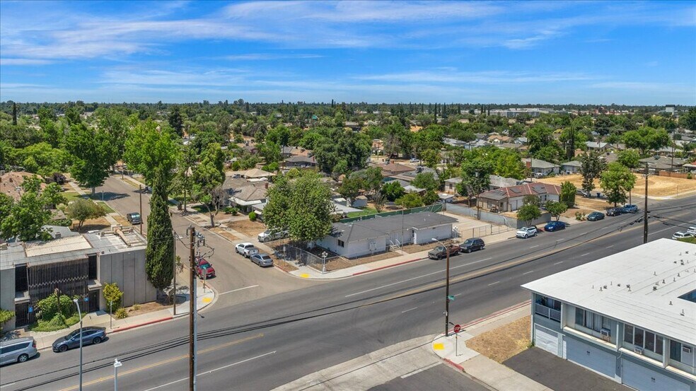 2611 N Fresno St, Fresno, CA à vendre - Photo du bâtiment - Image 2 de 25