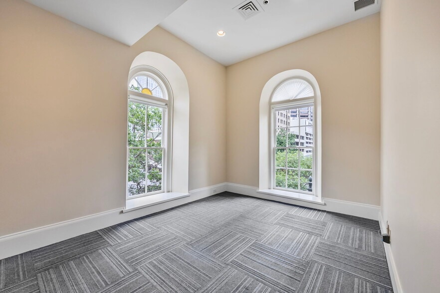 620 Congress Ave, Austin, TX for lease - Building Photo - Image 2 of 27