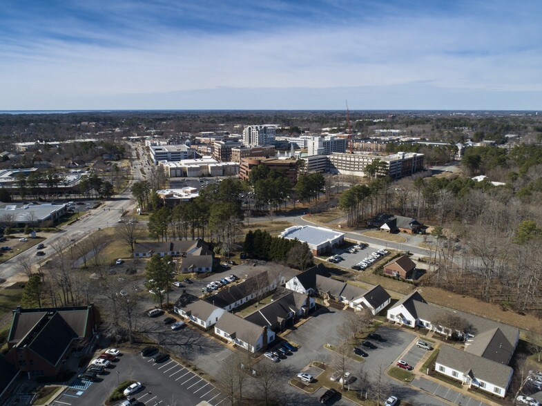 729 Thimble Shoals Blvd, Newport News, VA à louer - Photo du bâtiment - Image 2 de 5