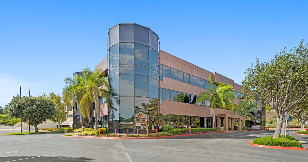 2424 Vista Way, Oceanside, CA à louer - Photo du bâtiment - Image 1 de 9
