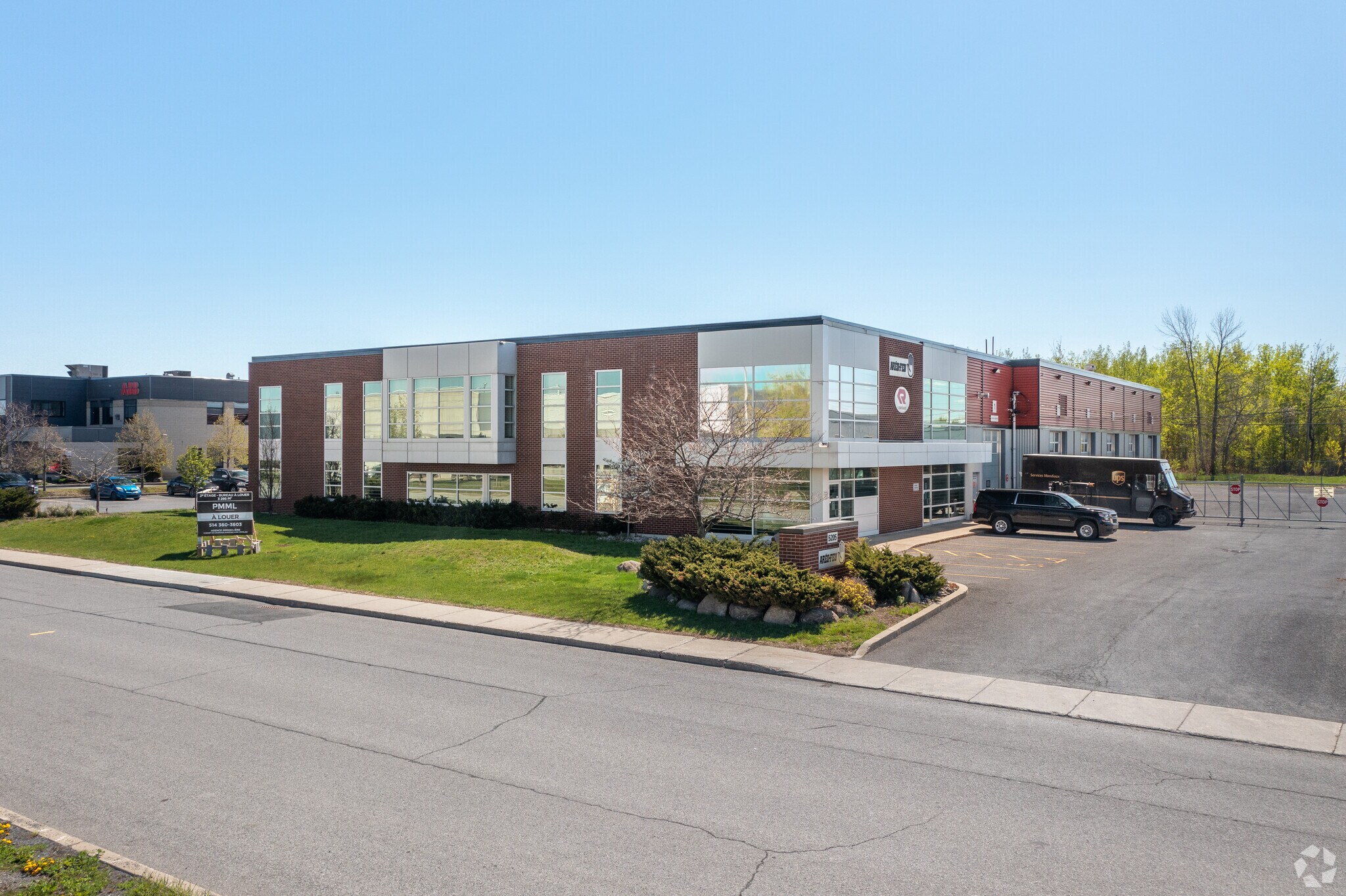 5205 Rue J.-A.-Bombardier, Longueuil, QC à vendre Photo du bâtiment- Image 1 de 1