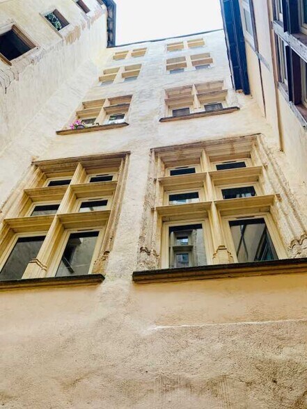 Commerce de détail dans Lyon à louer - Photo du bâtiment - Image 2 de 8