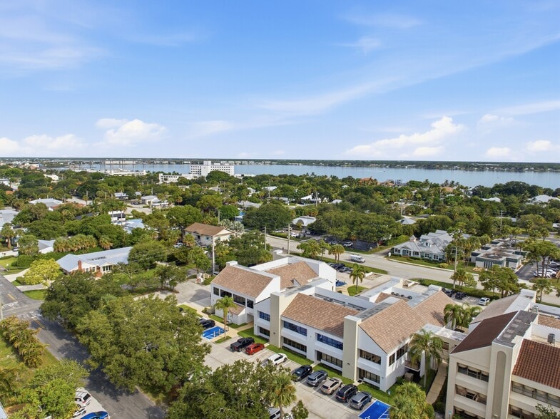 900 SE Ocean Blvd, Stuart, FL for sale - Building Photo - Image 2 of 26