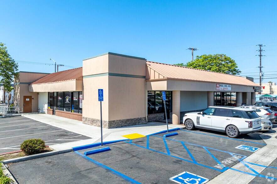 2115 N Tustin St, Orange, CA à louer - Photo du bâtiment - Image 1 de 25