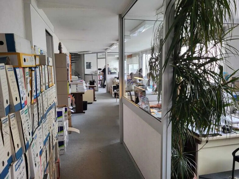 Flex in Paris for lease - Interior Photo - Image 1 of 13