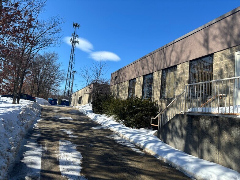 112 Frank Mossberg Dr, Attleboro, MA à vendre - Photo du bâtiment - Image 2 de 8