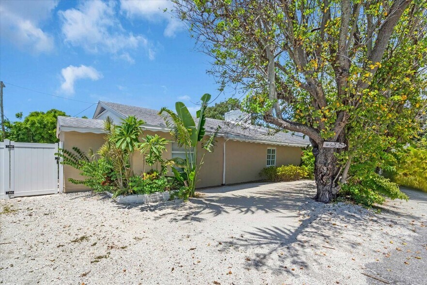 1761 Siesta Dr, Sarasota, FL à vendre - Photo du bâtiment - Image 2 de 40