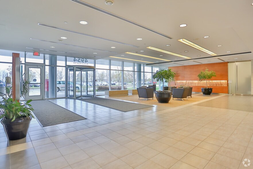 4954 Richard Rd SW, Calgary, AB à louer - Photo du bâtiment - Image 2 de 6