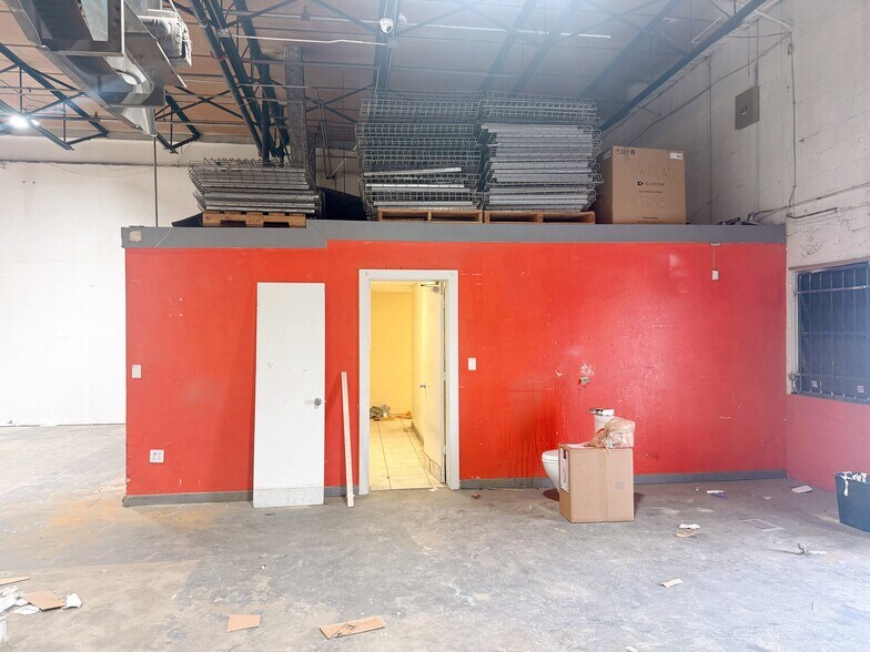2185 E 10th Ave, Hialeah, FL à louer - Photo du bâtiment - Image 3 de 5